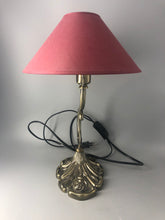 Load image into Gallery viewer, Bordslampa, Jugend-art deco ? Metalllampa med vinröd skärm
