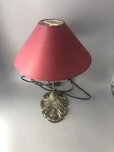 Load image into Gallery viewer, Bordslampa, Jugend-art deco ? Metalllampa med vinröd skärm
