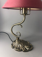 Load image into Gallery viewer, Bordslampa, Jugend-art deco ? Metalllampa med vinröd skärm
