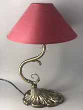 Load image into Gallery viewer, Bordslampa, Jugend-art deco ? Metalllampa med vinröd skärm
