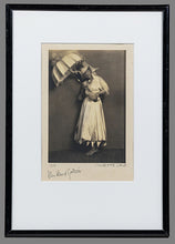 Load image into Gallery viewer, Henry B Goodwin 1878-1931), Fotografi 1915 av Juliette Lind, Gelatinsilver
